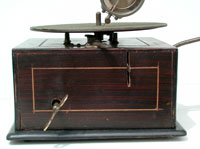 Wurde das Geh&auml;use f&uuml;r Musikdose oder Grammophon gebaut? / The case is designed like the Music Boxes from this time