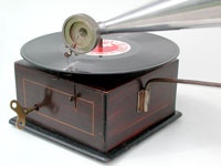 Das Geh&auml;use hat ein &auml;hnliches Design wie die Musikdosen der Zeit / The design is similar of the traditional Swiss Musix Boxes