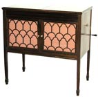 Die Front mit dem filigranen Holz-Gitter  / The front with the filigree wooden grill