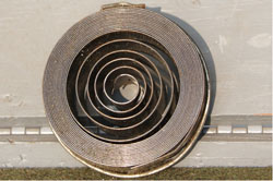 Die Ersatzfeder befindet gut verstaut sich im Geh&auml;use / The replacement spring is well stored in the housing