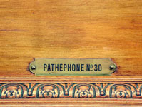 Die Metall-Plaquette mit der Bezeichnung "Path&eacute;phone No.30" / The metal plaque with the inscription "Path&eacute;phone No.30"