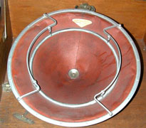 Der Klangverst&auml;rker ist aus Pappe / The pasteboard resonater replaces the horn