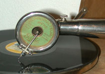 Die gr&uuml;ne Schalldose der Firma Path&eacute; f&uuml;r Seitenschrift-Platten / Path&eacute;'s green sound-box for lateral cut records