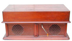 Das Geh&auml;use misst 87 cm x 47 cm, H&ouml;he: 38 cm / The cabinet measures 35" x 19" x 15"