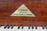 Das Markenzeichen mit Patent f&uuml;r Frankreich und das Ausland /  The gramophone was patented for France and abroad