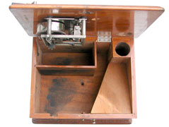 Es hat gen&uuml;gend Platz zum Versorgen von Schalldose, Tonarm und Kurbel / The case is prepared to store parts like tone-arm, sound-box and crank