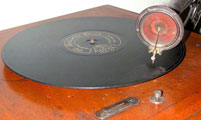 Der Plattentelle mit einer originalen Path&eacute; Platte / The turnetable with this original record by Path&eacute; Fr&egrave;res