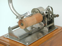 Einmalig ist der Holz-Zylinder f&uuml;r die Phonographen-Walze / The wooden cylinder is unique