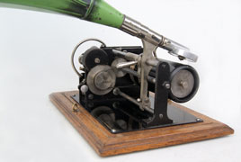 Der Motor ist typisch f&uuml;r ein Ger&auml;t der Excelsior Werke K&ouml;ln / This kind of machine is typically for phonographs by Excelsior Werke