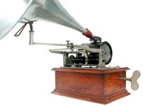 Der Schl&uuml;ssel ist ein charakteristisches Merkmal / The winding-key is charachterstic for this phonographe