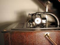 Der Tonarm f&uuml;hrt direkt zum Trichter im Geh&auml;use / The tone arm leads into the internal horn