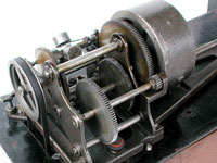 Das ausgekl&uuml;gelte R&auml;derwerk des Motors  / The sophisticated wheel-work drives the cylinder in a even way