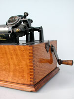 Die Kanten verleihen dem Phonographen ein ernstes Erscheinungsbild  / The early Standard may be recognised by its square corners