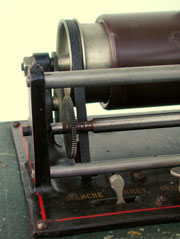 Die Kraft&uuml;bertragung erfolgt durch einen Leder-Riemen / Transfer of power by leathern belt drive