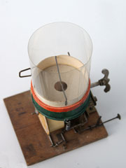 Ein Resonator aus Zelluloid dient als Klangverst&auml;rker / A resonator made of celluloid serves as a soundbox