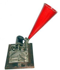 Der Phonograph in seiner simplen Ausf&uuml;hrung / Simple design but an elegant appearance