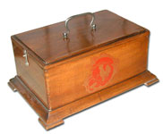 Der Phonograph ist im Geh&auml;use verstaut  / The phonographe takes place into the box