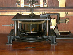 Der Feder-Motor mit der M&uuml;nzen-Automatik / The clokwork motor and the automatic money mechanism