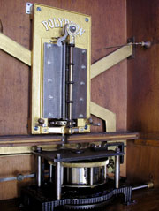 Federmotor und Stimmkamm sind das Herzst&uuml;ck des Polyphons  / The clockwork motor and the comb are the heart of the Polyphone