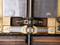 Dieses Zahnrad treibt die Platten an / This gear drive turnes the disc