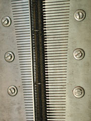Die T&ouml;ne werden durch 118 vibrierenden Stimmz&auml;hne erzeugt / The music comb contains 118 well tuned teeth